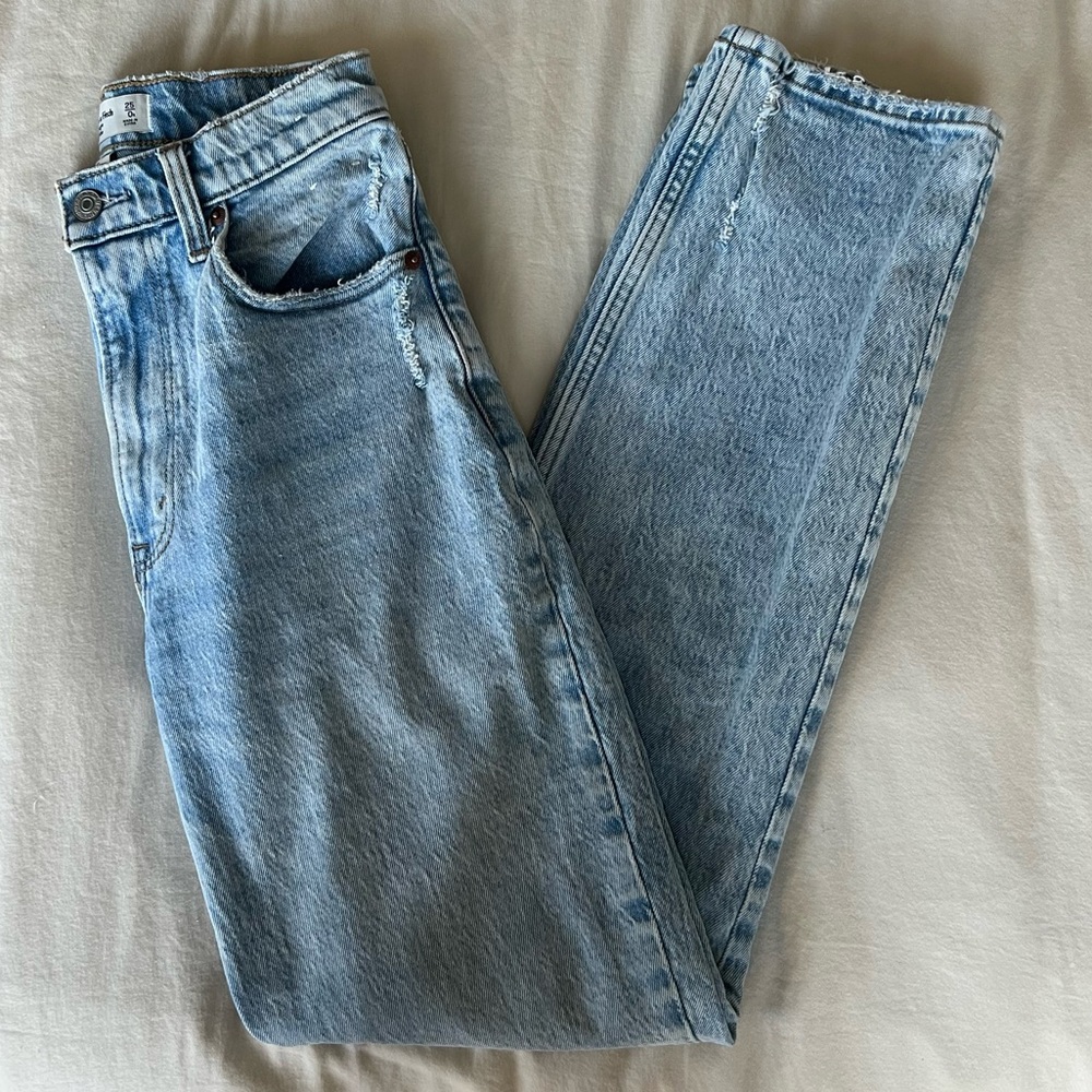 A&F Curve Love 90s Ultra High Rise Straight Jeans in Light Wash 25R